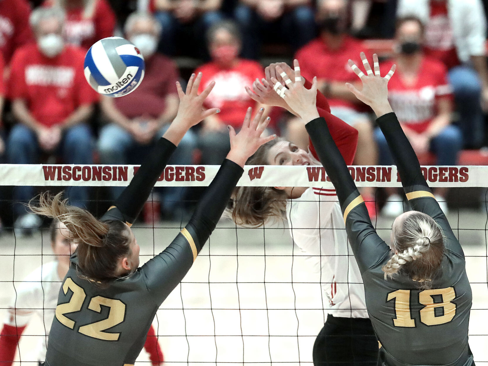 UW Iowa Vball 08-10062021201021